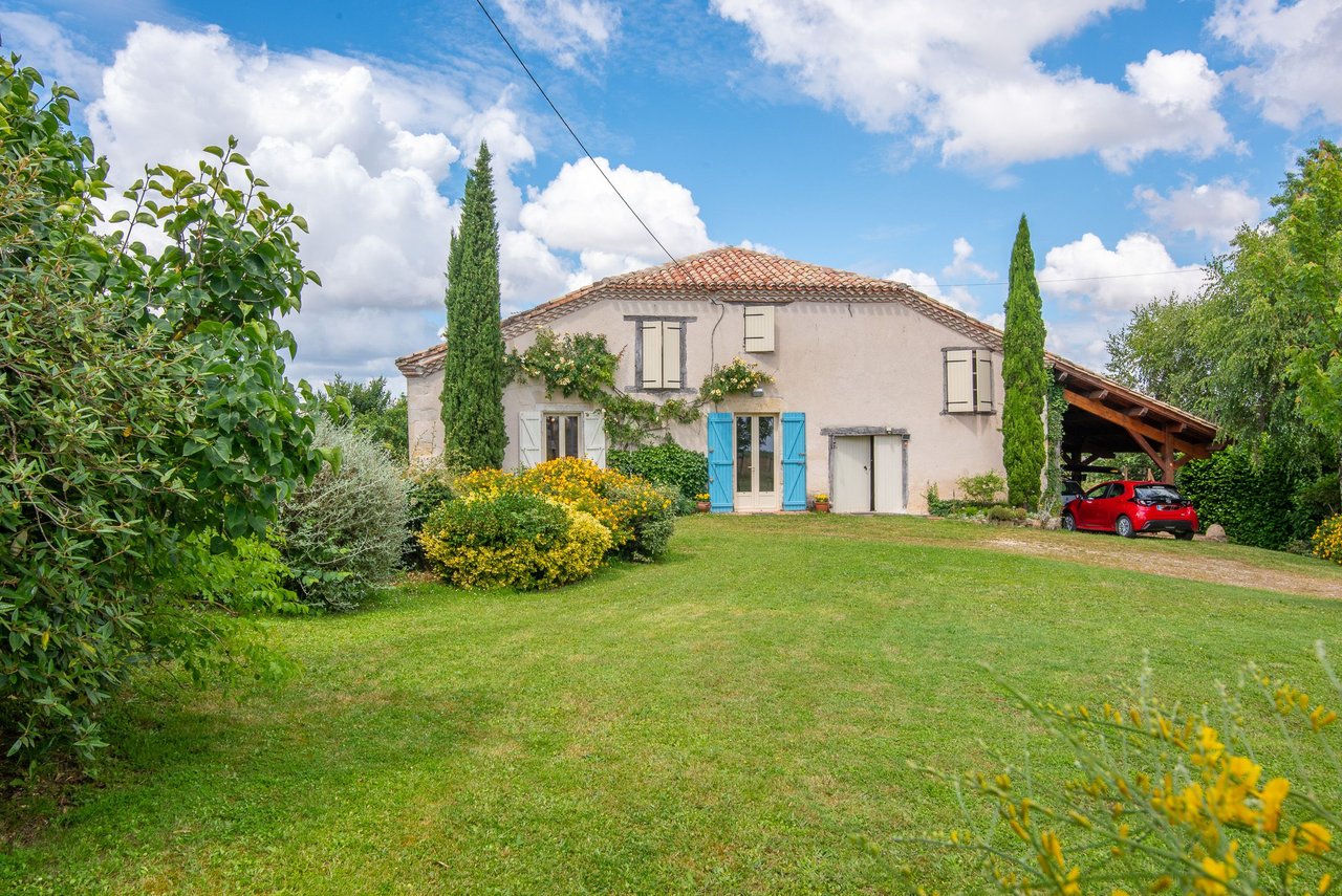 Huis te koop in&nbsp;LAVIT DE LOMAGNE 82120 Tarn-et-Garonne Midi-Pyrénées Frankrijk: Ruime klassieke familiewoning. Gelegen op de grens van de Gers en de Tarn-et-Garonne, presenteren wij u een authentieke en gastvrije gezinswoning. Met uitzicht op het platteland, gelegen in het depart...