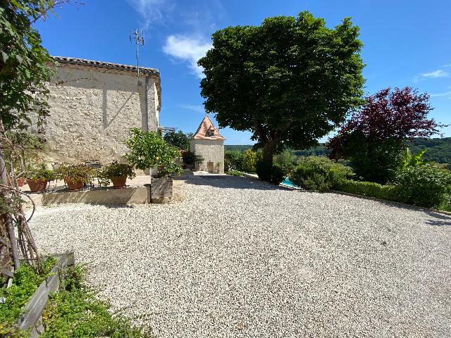 Huis te koop in&nbsp;PUJOLS 47300 Lot-et-Garonne Aquitaine Frankrijk: Charmant stenen huis met gîte en zwembad. In het departement Lot-et-Garonne, tussen Agen en Villeneuve, in een groene omgeving, op slechts enkele minuten van het dorp Pujols, presenteren wij een prac...