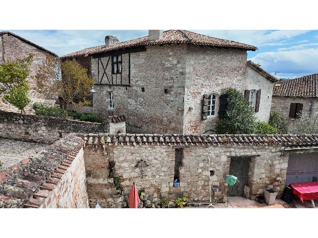 Huis te koop in&nbsp;PENNE D'AGENAIS 47140 Lot-et-Garonne Aquitaine Frankrijk: Middeleeuws huis uit de 13e eeuw met zwembad. Gelegen in het hart van het middeleeuwse dorp Penne d'Agenais, een van de mooiste dorpen van Frankrijk, op loopafstand van bars en restaurants, evenals ta...