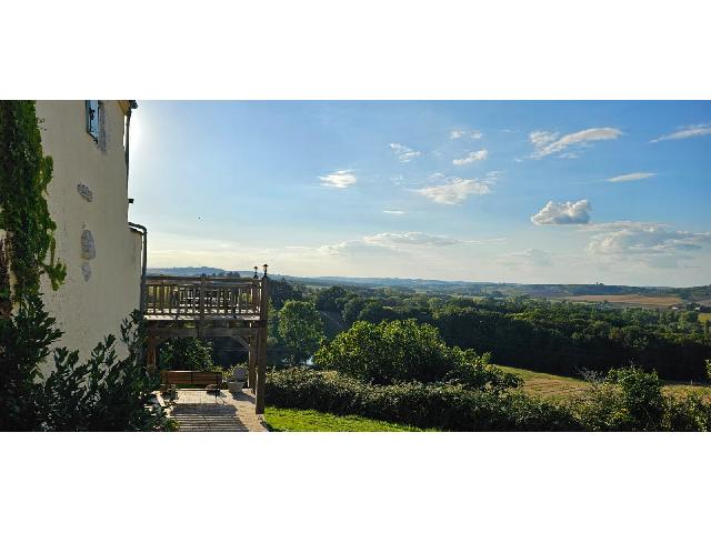 Huis te koop in&nbsp;CASTELMORON SUR LOT 47 Lot-et-Garonne Aquitaine Frankrijk: Uitzonderlijk vakantiehuis in Lot-et-Garonne. Genesteld in het hart van de groene heuvels van Lot-et-Garonne, tussen Castelmoron-sur-Lot en Monclar, twee levendige dorpen met alle voorzieningen, prese...