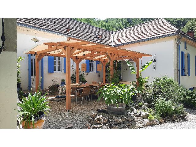 Camping te koop in&nbsp;DAUSSE 47140 Lot-et-Garonne Aquitaine Frankrijk: Prachtig landgoed met gîtes en camping. Gelegen op de grens van de departementen Tarn-et-Garonne en Lot-et-Garonne, in een prachtige vallei met adembenemende uitzichten, presenteren wij een gastvrij ...