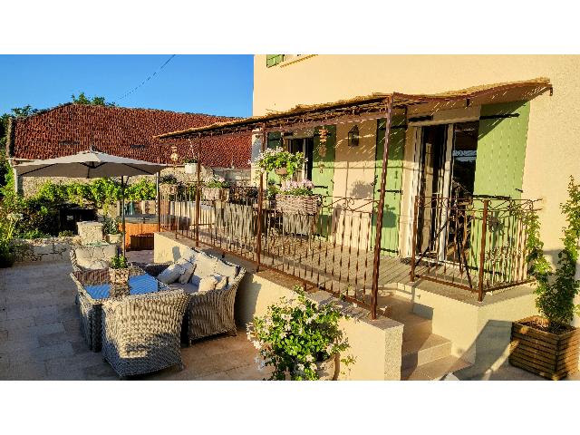 Huis te koop in&nbsp;LAUZERTE 82110 Tarn-et-Garonne Midi-Pyrénées Frankrijk: Landhuis met zwembad, schuur en gîte. In het departement Tarn-et-Garonne, midden op het platteland, in een beschermde omgeving, presenteren wij een prachtig landgoed bestaande uit een huis met een g�...