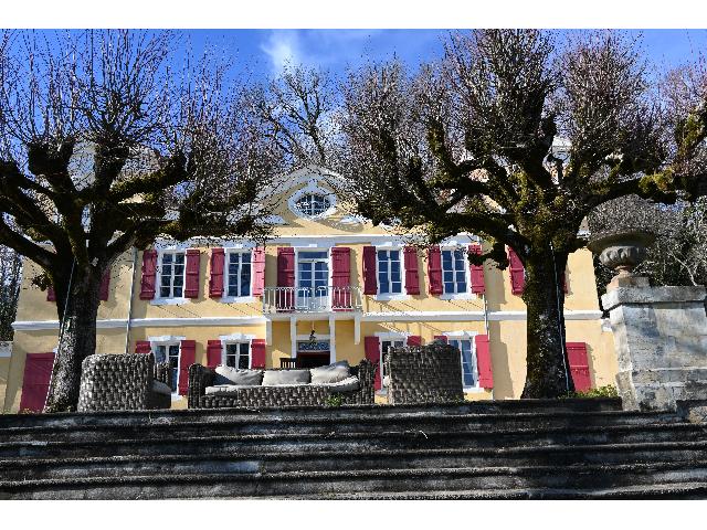 Gîtes/Chambres d'hôtes te koop in&nbsp;LE TEMPLE SUR LOT 47110 Lot-et-Garonne Aquitaine France: Manoir uit de 19e-20e eeuw – Uitzonderlijk domein met uitzicht over de Lotvallei. In het hart van Zuidwest-Frankrijk, tussen Bordeaux en Toulouse, vlakbij de regio's Périgord en Quercy, ligt dit un...