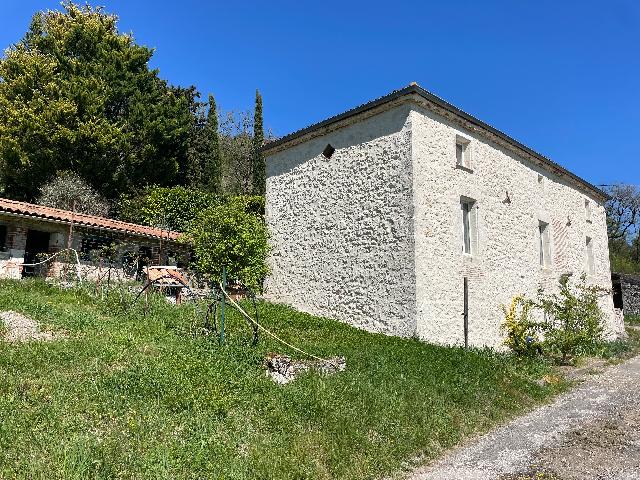 Huis te koop in&nbsp;VILLENEUVE SUR LOT 47300 Lot-et-Garonne Aquitaine Frankrijk: Charmant landgoed op een heuvel met meerdere zelfstandige woningen en prachtig uitzicht. Gelegen tussen Villeneuve-sur-Lot en Penne-d’Agenais, beslaat dit prachtige karaktervolle pand meer dan 30.00...