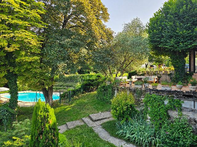 Huis te koop in&nbsp;MONTPEZAT 47360 Lot-et-Garonne Aquitaine Frankrijk: Charmant stenen landgoed met twee huizen, zwembad en uitzicht. In het hart van de regio Lot-et-Garonne, verscholen in een prachtig landschap aan de rand van valleien en boomgaarden, tussen Temple-sur-...