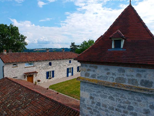 House&nbsp;for sale&nbsp;PRAYSSAS 47360 Lot-et-Garonne Aquitaine France: Estate with two houses in the heart of the historic village of Prayssas. In the Lot-et-Garonne department, in the heart of the charming historic village of Prayssas, we exclusively offer an estate com...