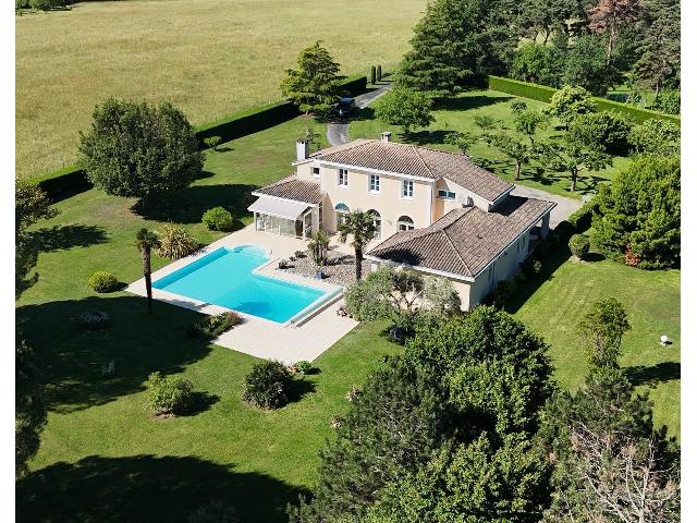 Huis te koop in&nbsp;VILLENEUVE SUR LOT 47 Lot-et-Garonne Aquitaine Frankrijk: In een rustige en exclusieve omgeving presenteren wij met trots deze prachtige villa, met royale leefruimtes en hoogwaardige afwerking, ideaal voor comfortabel gezinsleven of het ontvangen van gasten....
