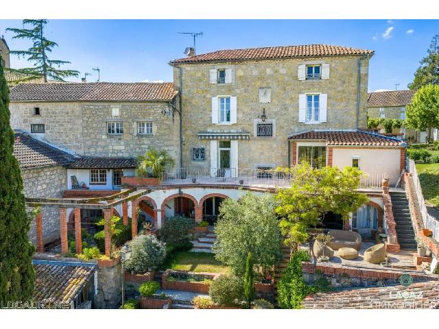 Haus zu verkaufen in&nbsp;PRAYSSAS 47360 Lot-et-Garonne Aquitaine Frankreich: Herrenhaus mit Gästehaus, Pool und Panoramablick in Prayssas. Im Herzen des charmanten Dorfes Prayssas, an den Hängen mit Blick auf das Garonne-Tal, erwartet Sie dieses elegante Herrenhaus. Es biete...