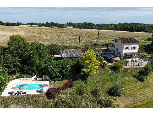 Huis te koop in&nbsp;LAUZERTE 82110 Tarn-et-Garonne Midi-Pyrénées France: Landhuis met zwembad, schuur en gîte. In het departement Tarn-et-Garonne, midden op het platteland, in een beschermde omgeving, presenteren wij een prachtig landgoed bestaande uit een huis met een g�...
