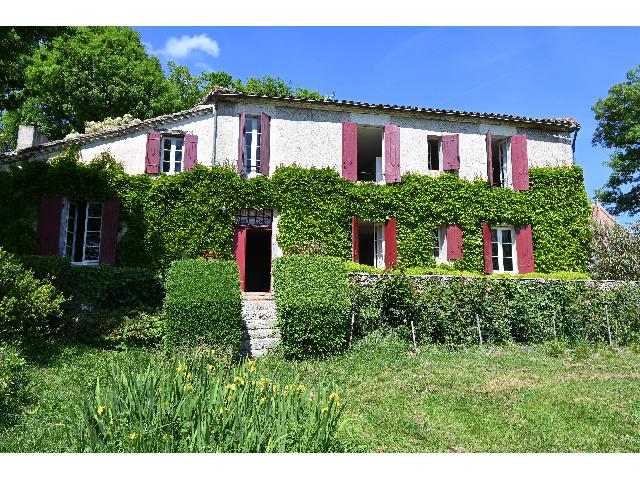 Huis te koop in&nbsp;TEMPLE SUR LOT 47110 Lot-et-Garonne Aquitaine Frankrijk: Mooi landlijk huis met schuur en duiventil. In het hart van Zuidwest-Frankrijk, tussen Bordeaux en Toulouse, vlakbij de regio's Périgord en Quercy, biedt dit karakteristieke pand uitzicht over de Lot...