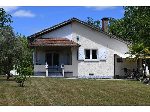 Huis te koop in&nbsp;BÉLAYE 46140 Lot Midi-Pyrénées France: Prachtig landhuis tussen wijngaarden en bossen met zwembad. In het departement Lot, niet ver van het dorp Bélaye, presenteren wij dit volledig gerenoveerde landhuis met tuin en zwembad. Gelegen aan e...