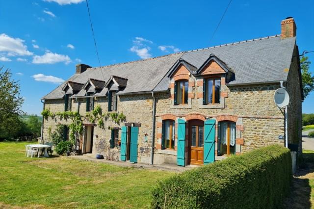 Huis te koop in GUILLIERS 56490 Morbihan Bretagne France: 3 Huizen op een terrein van 1588 m2 met een woonoppervlakte van 150 m2. Indeling: 6 vertrekken, 5 slaapkamers, 3 badkamers...