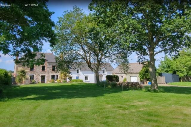 Huis te koop in PLUMIEUX 22210 Côtes-d'Armor Bretagne France: Woonhuis op een terrein van 4620 m2 met een woonoppervlakte van 250 m2. Indeling: 6 vertrekken, 5 slaapkamers, 5 badkamers...