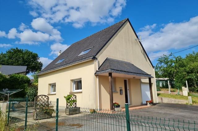 Huis te koop in GUILLAC 56800 Morbihan Bretagne France: Woonhuis op een terrein van 240 m2 met een woonoppervlakte van 93 m2. Indeling: 4 vertrekken, 3 slaapkamers, 2 badkamers...