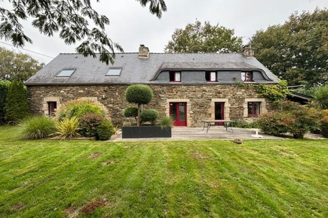 Huis te koop in SERENT 56460 Morbihan Bretagne France: Woonhuis op een terrein van 2243 m2 met een woonoppervlakte van 160 m2. Indeling: 5 vertrekken, 4 slaapkamers, 1 badkamer...