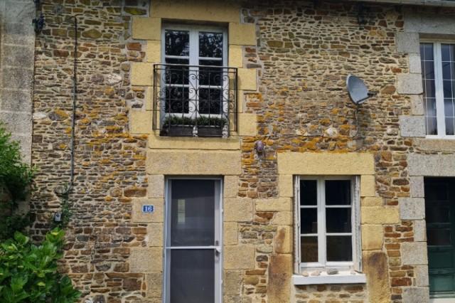 Huis te koop in GUILLIERS 56490 Morbihan Bretagne France: Woonhuis op een terrein van 385 m2 met een woonoppervlakte van 74 m2. Indeling: 3 vertrekken, 2 slaapkamers, 2 badkamers...