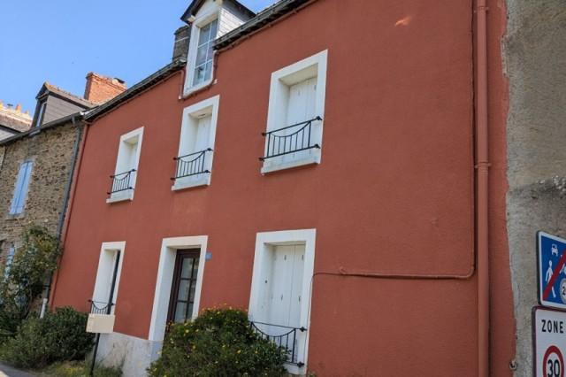 Huis te koop in JOSSELIN 56120 Morbihan Bretagne France: Woonhuis op een terrein van 847 m2 met een woonoppervlakte van 134 m2. Indeling: 6 vertrekken, 5 slaapkamers, 3 badkamers...