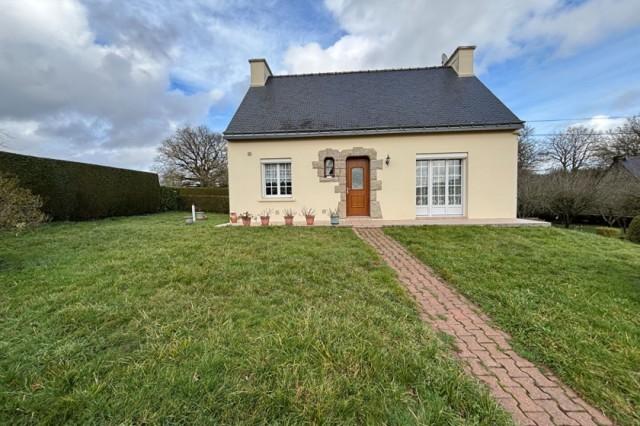 Huis te koop in&nbsp;PLOERMEL 56800 Morbihan Bretagne France: Woonhuis op een terrein van 16020 m2 met een woonoppervlakte van 95 m2. Indeling: 4 vertrekken, 3 slaapkamers, 1 badkamer...