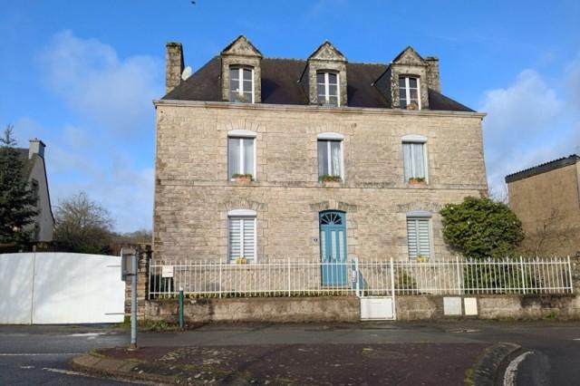 Huis te koop in&nbsp;MALESTROIT 56140 Morbihan Bretagne France: Woonhuis op een terrein van 1541 m2 met een woonoppervlakte van 187 m2. Indeling: 6 vertrekken, 5 slaapkamers, 3 badkamers...