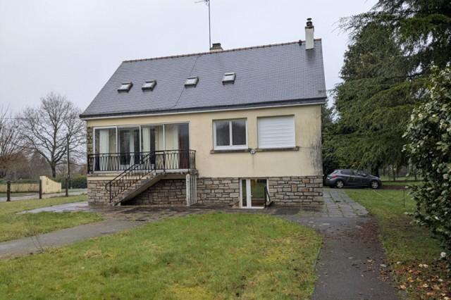 Huis te koop in&nbsp;PLEUCADEUC 56140 Morbihan Bretagne France: Woonhuis op een terrein van 840 m2 met een woonoppervlakte van 100 m2. Indeling: 5 vertrekken, 4 slaapkamers, 2 badkamers...