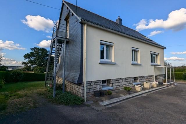 Huis te koop in&nbsp;CARO 56140 Morbihan Bretagne France: Woonhuis op een terrein van 2187 m2 met een woonoppervlakte van 111 m2. Indeling: 4 vertrekken, 3 slaapkamers, 1 badkamer...