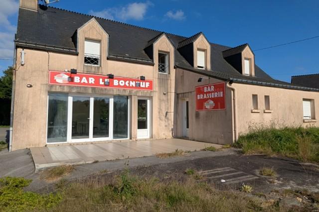 Huis te koop in&nbsp;FORGES DE LANOUEE 56120 Morbihan Bretagne France: Voor de ondernemer: voormalige bar met woonruimte erboven, ideaal voor een grote woning of gemengd gebruik (vergunning IV apart verkrijgbaar). Bar, grote ongemeubileerde keuken, extra kamer en toilet....