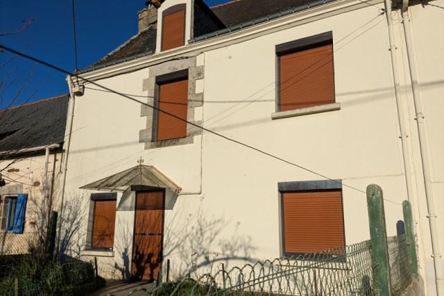 Huis te koop in&nbsp;GUEGON 56120 Morbihan Bretagne France: Huis in een gehucht niet ver van het dorp Guegon en vlakbij Josselin. Het heeft een voortuin met een waterput en een kleine tuin aan de achterzijde. De begane grond bestaat uit een open keuken/woonkam...
