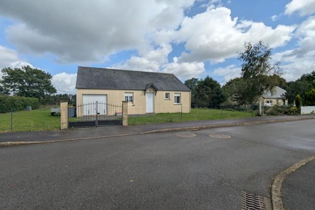 Huis te koop in&nbsp;SAINT-MALO DES 3 FONTAINES 56490 Morbihan Bretagne France: Deze vrijstaande bungalow, gebouwd in 2005, is gelegen in een rustige woonwijk van Saint-Malo-des-3-Fontaines, op ongeveer 15 minuten van Ploërmel. De woning biedt een aangename en functionele woonom...