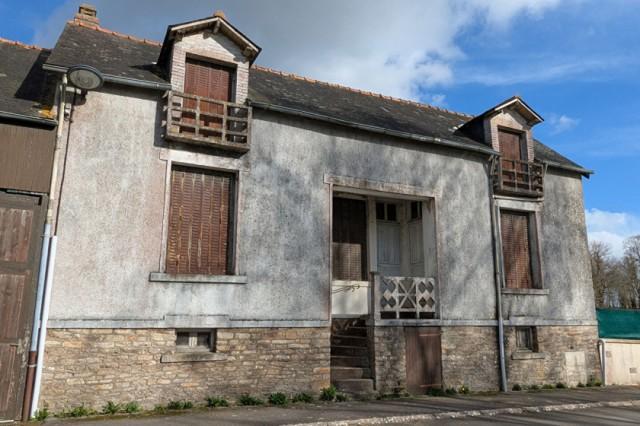 Huis te koop in&nbsp;MORBIHAN 56120 Morbihan Bretagne France: Stenen huis met werkplaats in het hart van het dorp, op 10 minuten van Josselin, bestaande uit een oud huis van circa 40 m2 woonoppervlak plus een zolder, dat volledig gerenoveerd moet worden, aangevu...
