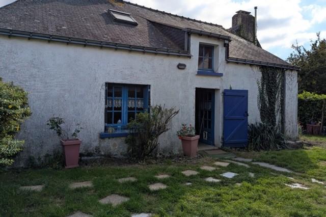 Huis te koop in&nbsp;BOHAL 56140 Morbihan Bretagne France: Charmante set bestaande uit twee traditionele huizen die gerenoveerd moeten worden, elk met een grote open woonkamer op de begane grond en een kamer op de bovenverdieping, elk met een vermalertoilet. ...