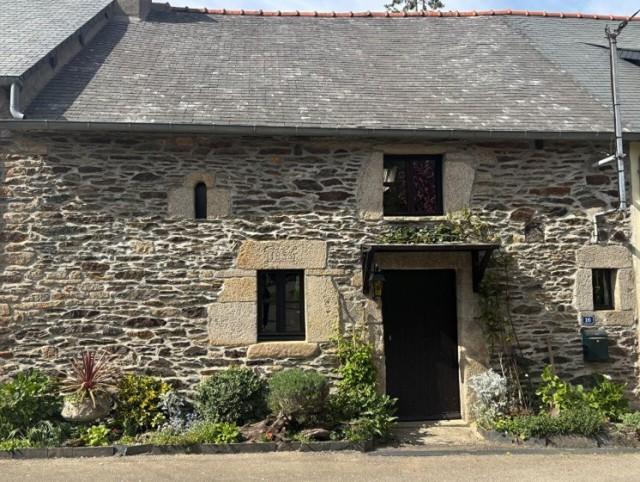 Huis te koop in&nbsp;LANTILLAC 56120 Morbihan Bretagne France: Charmant stenen huisje op een paar minuten van het middeleeuwse stadje Josselin en het kanaal Nantes-Brest.<br />
<br />
In het dorp Lantillac bestaat dit charmante huis op de begane grond uit een woonkamer met...