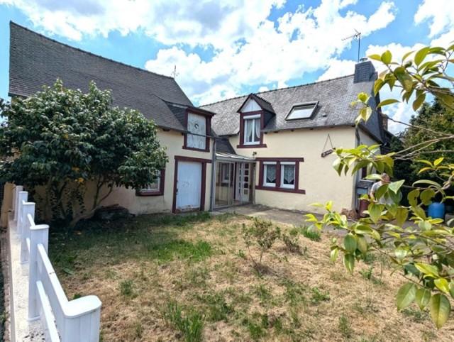 Huis te koop in&nbsp;PLUMIEUX 22210 Côtes-d'Armor Bretagne France: Charmant huis in het hart van het dorp Plumieux. De woning beschikt over vier slaapkamers (waarvan één op de begane grond), een badkamer, een toilet en een ingerichte keuken die in verbinding staat ...