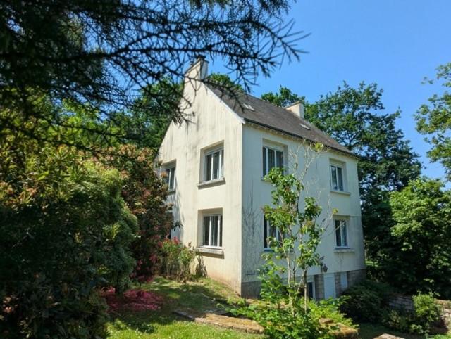 Huis te koop in&nbsp;LA CROIX-HELLEAN 56120 Morbihan Bretagne France: Charmant dorpshuis. Garage/wasruimte/stookruimte, kelder, hal en berging. Verhoogde begane grond: veranda op het westen, hal, keuken, toilet, badkamer. Woonkamer met open haard, kamer of slaapkamer. E...