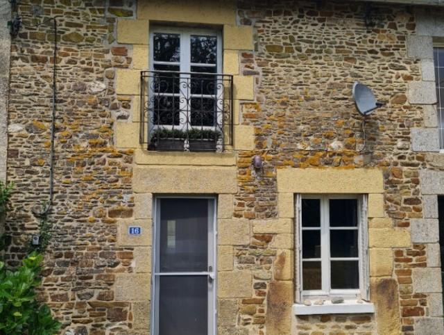 Huis te koop in&nbsp;GUILLIERS 56490 Morbihan Bretagne France: Charmant, gerenoveerd landelijk huisje, gelegen niet ver van een dorp met lokale winkels en op gelijke afstand van Josselin en Ploërmel. De woning beschikt op de begane grond over een woonkamer met b...