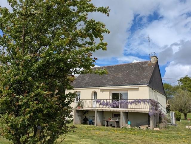 Huis te koop in&nbsp;FORGES DE LANOUEE 56120 Morbihan Bretagne France: Op een steenworp afstand (met de auto) van Josselin, nabij de oprit van de N24 (Rennes-Lorient) en richting Pontivy.<br />
Toegang via een hellend pad naar de bovenverdieping, waar het woongedeelte zich op...