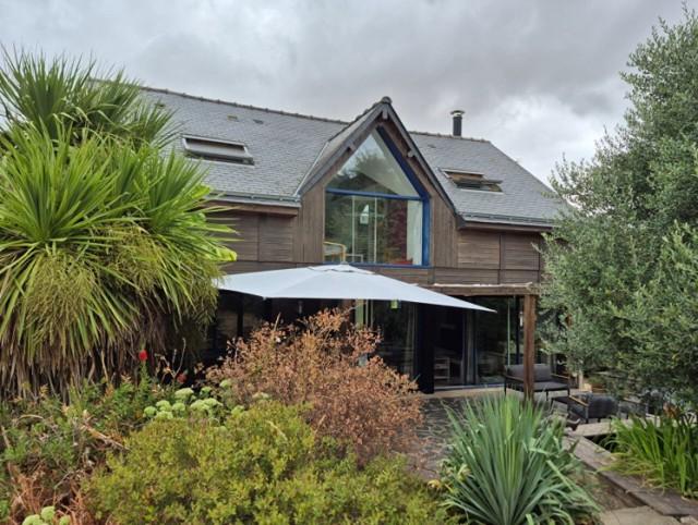 Huis te koop in&nbsp;CARENTOIR 56910 Morbihan Bretagne France: Een zeer aantrekkelijke houten woning, gelegen halverwege Guer en La Gacilly. U zult gecharmeerd zijn van de rustige ligging, aan de rand van een klein dorp en een bos. De begane grond bestaat uit een...
