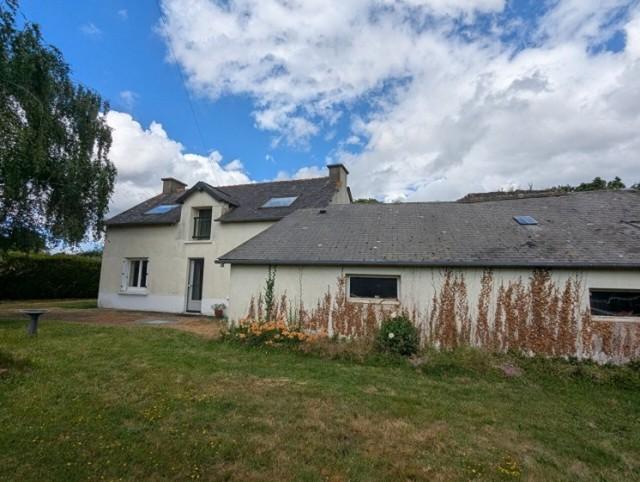 Huis te koop in&nbsp;CARENTOIR 56910 Morbihan Bretagne France: Op tien minuten van Guer en La Gacilly, in een charmant gehucht, ligt dit vrijstaande landhuis. De begane grond bestaat uit een ingerichte en uitgeruste keuken, een woon-/eetkamer, een werkkamer en ee...