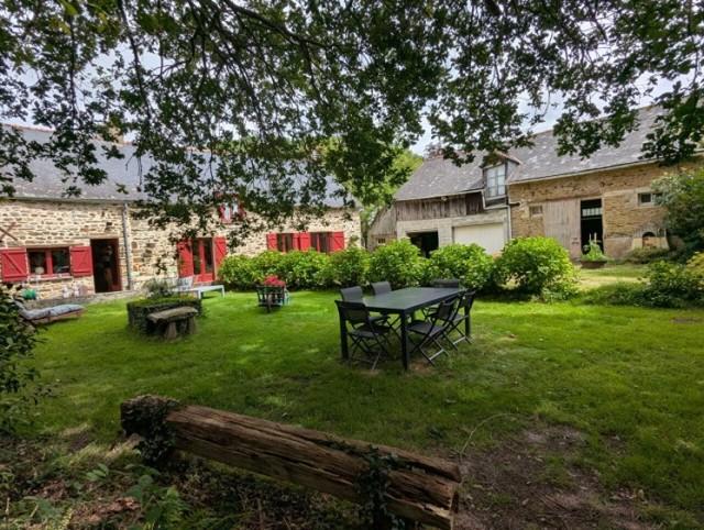 Huis te koop in&nbsp;BREHAN 56580 Morbihan Bretagne France: Longère (traditionele Bretonse boerderij) halverwege tussen Josselin en Loudéac, met een dubbele garage, berging en schuur als bijgebouwen. Op het zuiden georiënteerde, landelijke keuken met inbouw...