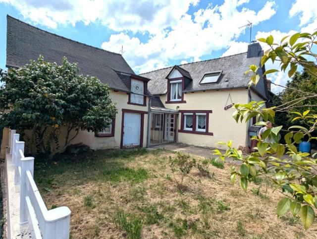 Huis te koop in&nbsp;PLUMIEUX 22210 Côtes-d'Armor Bretagne France: Charmant huisje in het hart van het dorp Plumieux. Het beschikt over vier slaapkamers, waarvan één op de begane grond, een badkamer, een toilet en een ingerichte keuken die uitkomt op een woon-/eetk...