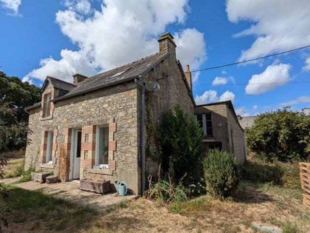 Huis te koop in&nbsp;FORGES DE LANOUEE 56120 Morbihan Bretagne France: Charmant landhuisje op minder dan 5 minuten rijden van Josselin: open keuken/woonkamer met open haard, hoge balkenplafonds en veel natuurlijke lichtinval. Eerste verdieping: 2 slaapkamers, een overloo...