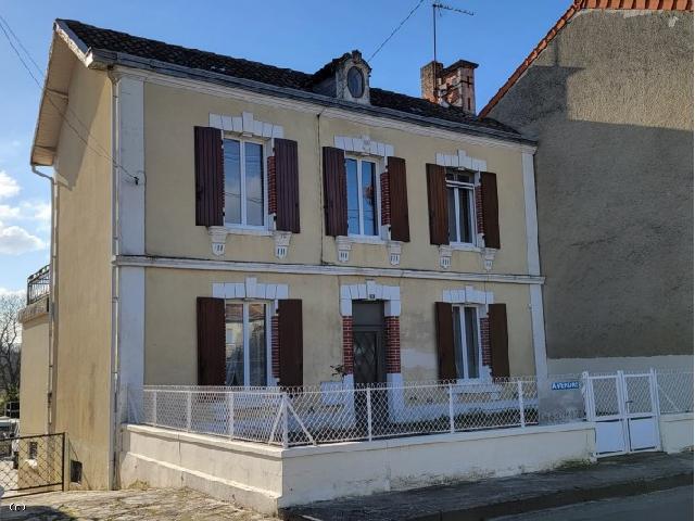 Huis te koop in AUNAC 16460 Charente Poitou-Charentes Frankrijk: Dorpshuis Nabij Winkels met Tuin en Bijgebouwen. Oud huis met vijf slaapkamers, verschillende bijgebouwen en een prachtige tuin. De woning is gelegen in een mooi dorp, doorkruist door de rivier de Cha...