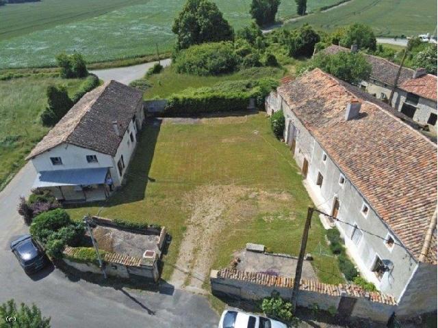 Haus zu verkaufen in CHEF-BOUTONNE 79190 Deux-Sèvres Frankreich. Zwei Immobilien in einem ruhigen Weiler mit Nebengebäuden und herrlicher Aussicht. Die beiden Anwesen liegen auf beiden Seiten eines umzäunten Gartens im Innenhof und bieten ein Haupthaus sowie eine...