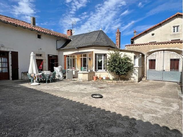 Huis te koop in CIVRAY 86400 Vienne Poitou-Charentes Frankrijk: Huurinvestering - Groep van 3 woningen dichtbij de winkels. 2 Reeds Verhuurd Set van drie woningen, waarvan er twee verhuurd zijn (zie details). Centraal tussen de U-vormige gebouwen bevindt zich een ...