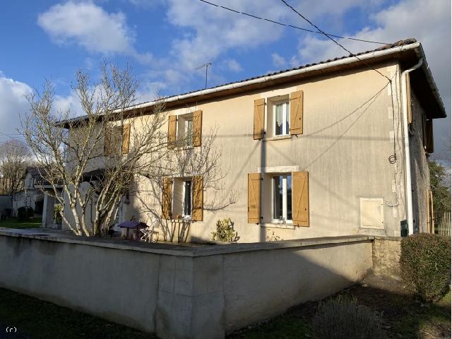 Huis te koop in NANTEUIL-EN-VALLÉE 16700 Charente Poitou-Charentes Frankrijk: Woning in Rustige Omgeving met Schuur. Mooi huis met drie slaapkamers, gelegen in een gehucht op enkele minuten van Nanteuil. Een deel van de grond grenst aan het huis, maar er is ook een klein stukje...