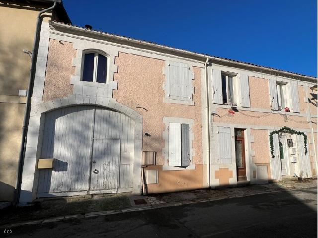 Huis te koop in VILLEFAGNAN 16240 Charente Poitou-Charentes Frankrijk: Te renoveren huis, 4 slaapkamers, binnenplaats. Te renoveren dorpshuis, halfvrijstaand, mooie binnenplaats, bijgebouwen, grote garage, tuin met binnenplaats;<br />
Details<br />
Een woonkamer 27,86m², tegelvlo...