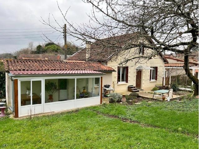 Haus zu verkaufen in CIVRAY 86400 Vienne Frankreich. Hübsches Stadthaus mit schönem Garten und Aussicht. Stadthaus mit zwei Schlafzimmern und schönem Garten mit Obstbäumen. Lassen Sie sich vom Wohnraum nicht beeindrucken: Der Dachboden ist vollstän...