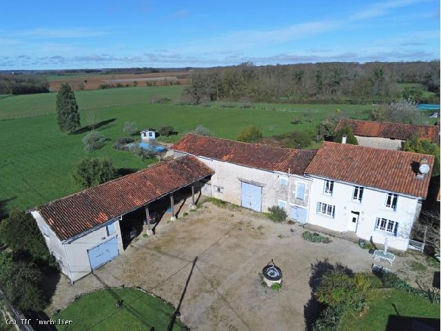 Huis te koop in CELLEFROUIN 16460 Charente Poitou-Charentes Frankrijk: Boerderij met 4 slaapkamers, bijgebouwen, 12657 m2 en zwembad Mooie boerderij met vier slaapkamers, prachtig uitzicht, talrijke bijgebouwen en een heerlijk zwembad. De woning is gelegen in een klein g...