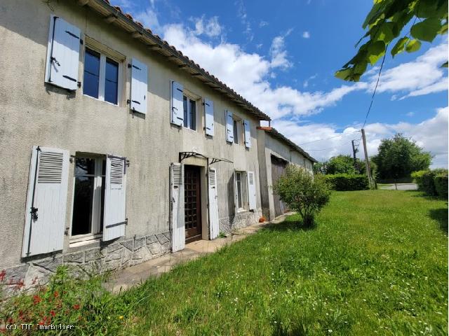 Maison à vendre à SAUZÉ-VAUSSAIS 79190 Deux-Sèvres Poitou-Charentes France: Jolie maison en pierres à mettre au goût du jour. Travaux à prévoir mais beau potentiel. Jardin sans vis à vis, grange attenante. Située prés de Sauzé Vaussais avec toutes les commodités.<br />
<br />
...