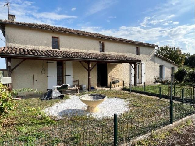 Huis te koop in VILLEFAGNAN 16240 Charente Poitou-Charentes Frankrijk: Dorpshuis met 4 slaapkamers en bijgebouwen op bijna 8000 m2. Oud gelijkvloers huis met drie slaapkamers, een in te richten zolder en een kelder uit de 16e eeuw. Het huis vereist een decoratieve opknap...