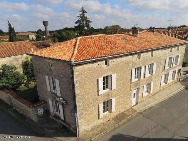 Maison à vendre à VILLEFAGNAN 16240 Charente Poitou-Charentes France: Très belle maison ancienne en pierres charentaises avec de belles grandes pièces lumineuses, beaucoup de cachet et beaux potentiels. Certaines pièces sont à finir de rénover, mais l'essentiel est...
